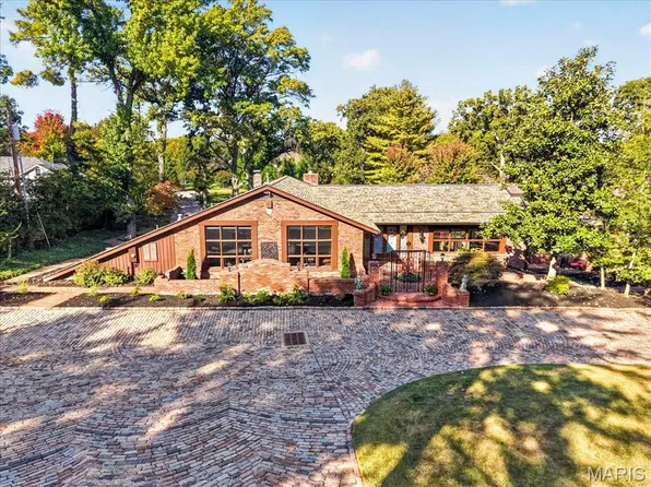 10 Vouga Ln, Saint Louis, MO 63131