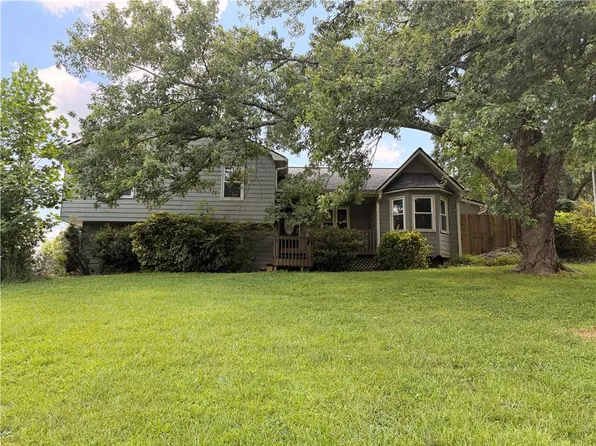 701 Victoria Ct, Woodstock, GA 30189