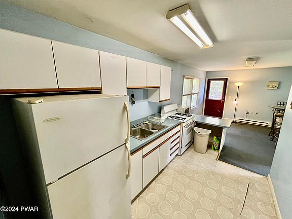 4th image of 9 E Shore Ln