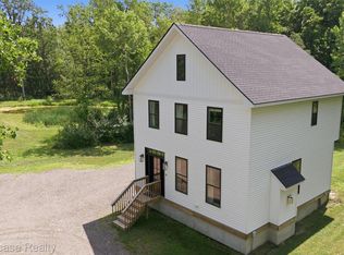 9725 Copper Ridge Dr, Fowlerville, MI 48836