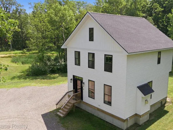 9725 Copper Ridge Dr, Fowlerville, MI 48836