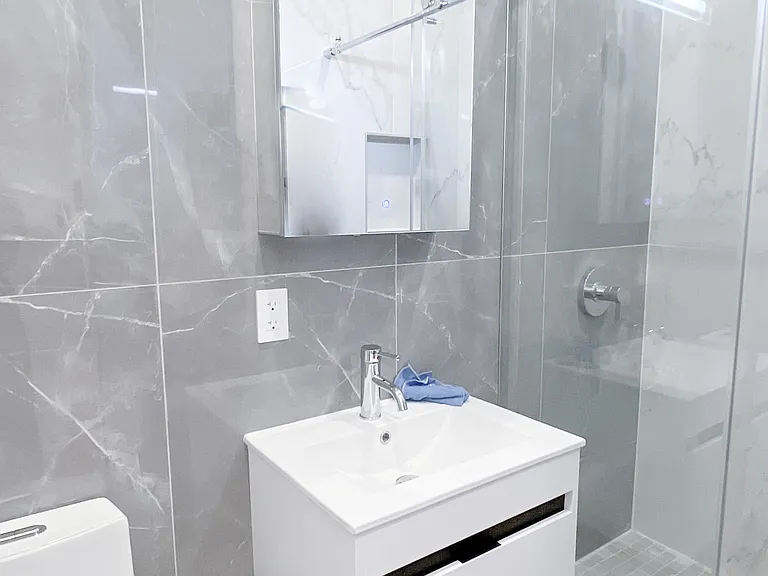 225 E 14th St #1-D — Photo 4