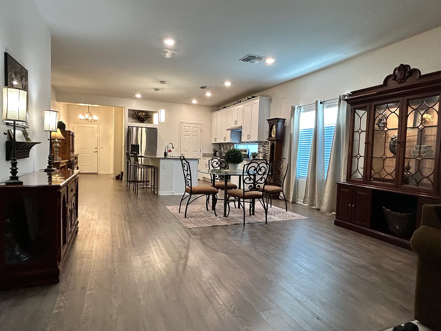 6 bed, 1985 sqft, $2,299 — Photo 2