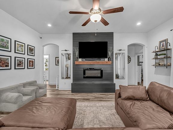 5th image of 421 Vaquero St