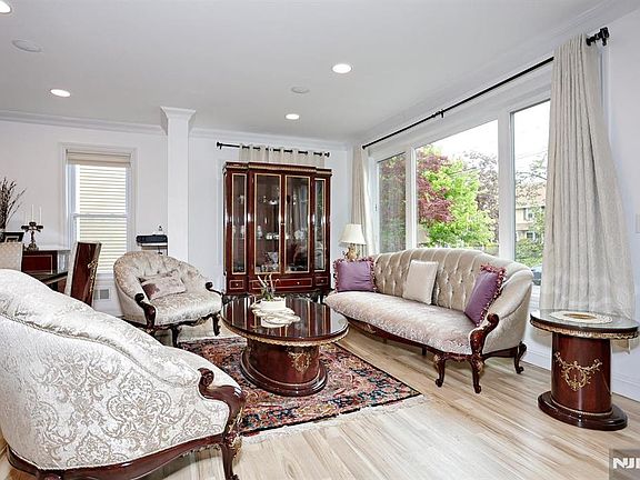 5th image of 169 Woodward Ave