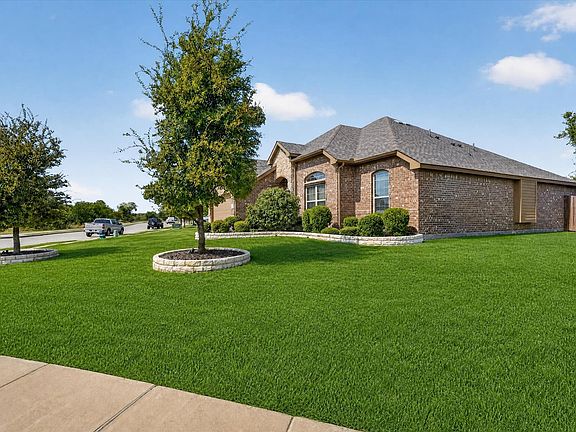 4th image of 524 Longhorn Ln