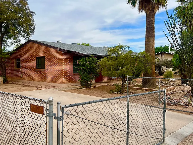 1158 N Santa Rosa Ave — Photo 2
