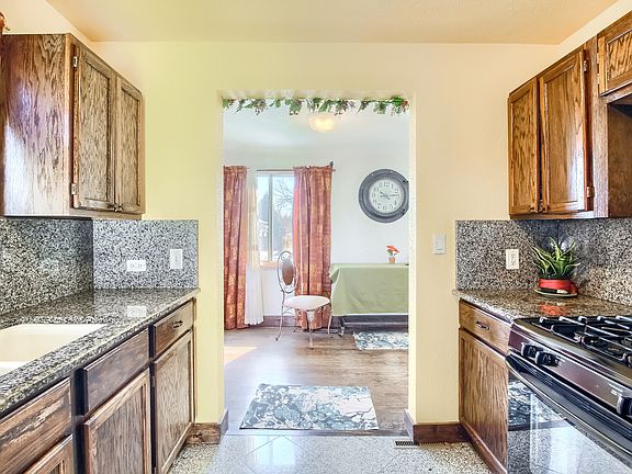 5th image of 215 S Knox Ct