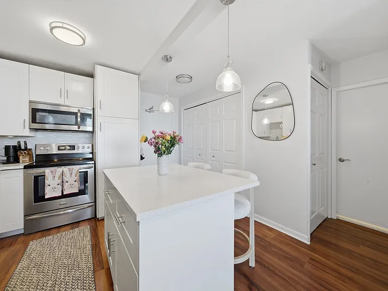 1455 N Sandburg Ter #1107 — Photo 5