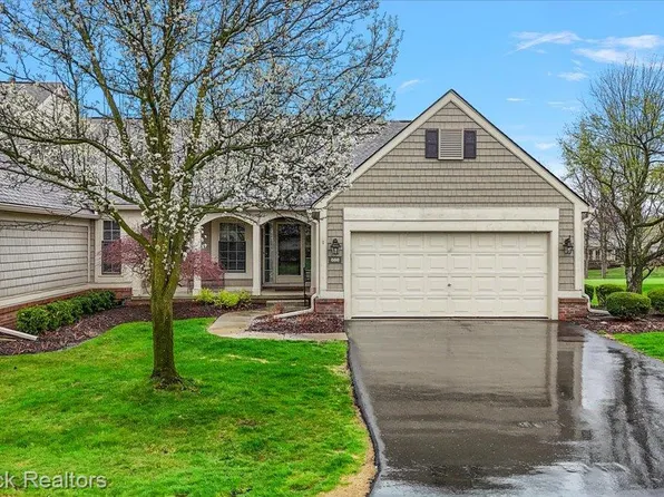 888 Tartan Trl, Bloomfield Hills, MI 48304