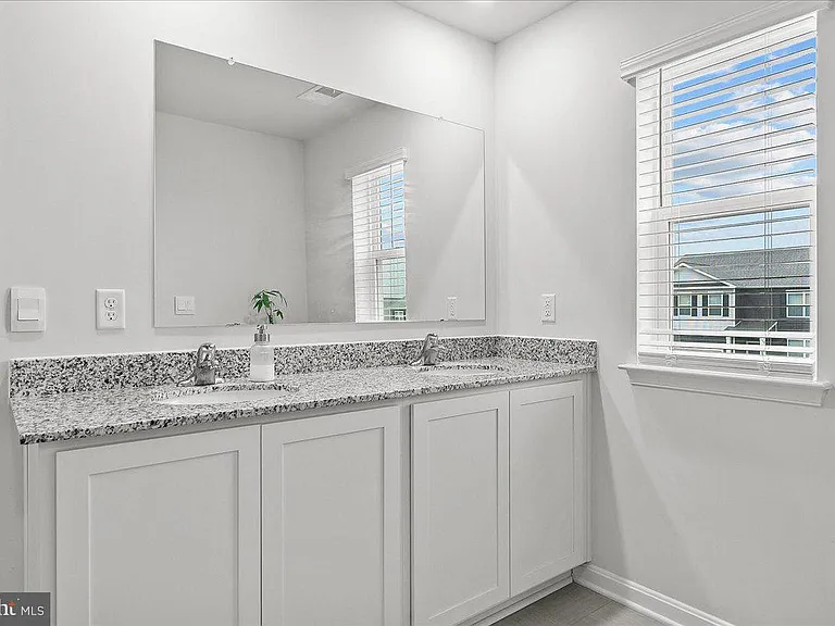 109 Woodford Dr — Photo 38