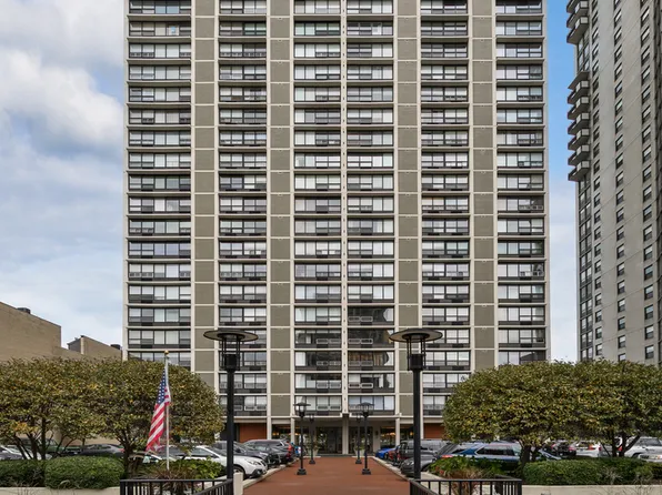 5733 N Sheridan Rd APT 28B, Chicago, IL 60660