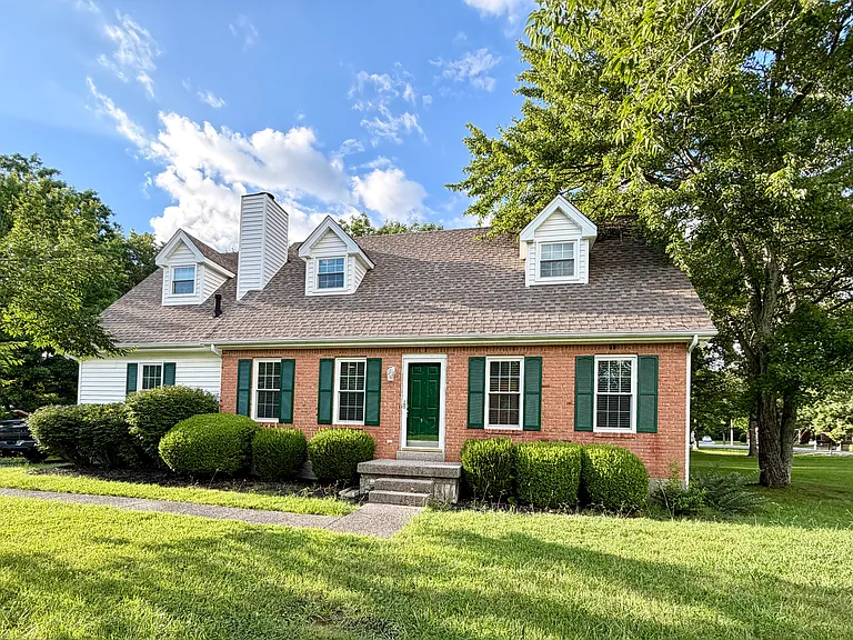 302 Rolling Acres Dr — Photo 2