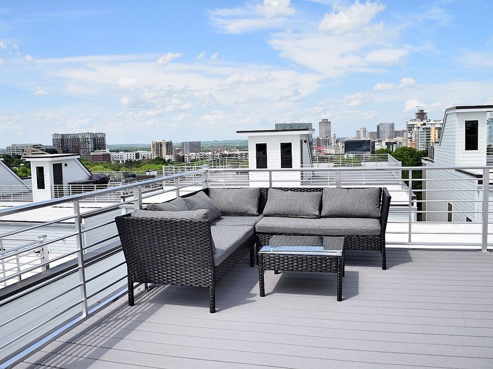 Roof top terrace with amazing views of the downtown skyline!