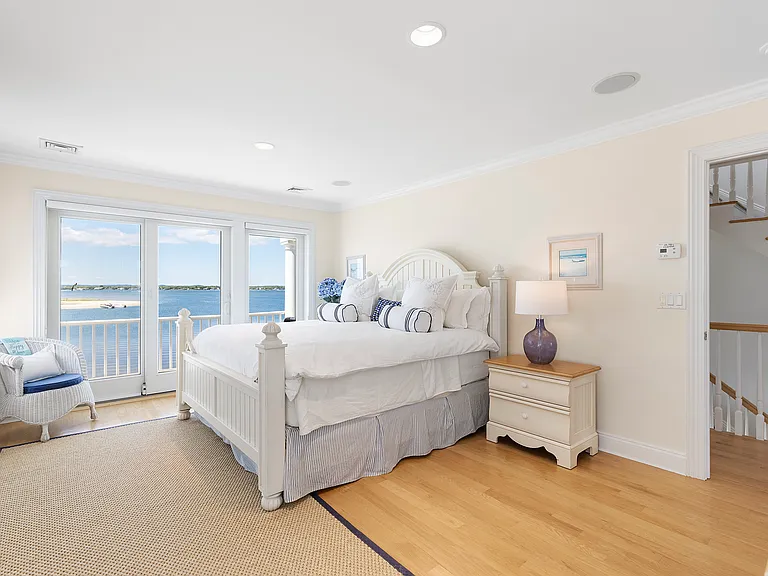 708 Dune Rd — Photo 9