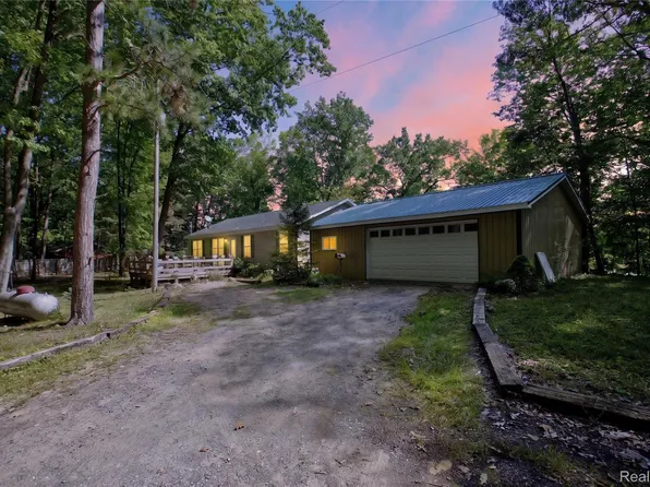 5994 N Lake Sanford Rd, Sanford, MI 48657