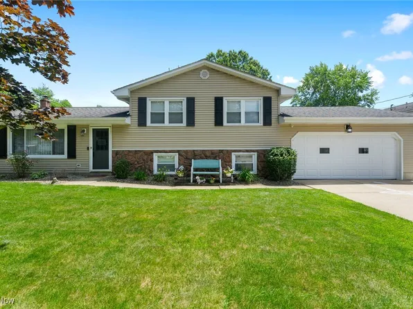 149 Country Green Dr, Youngstown, OH 44515