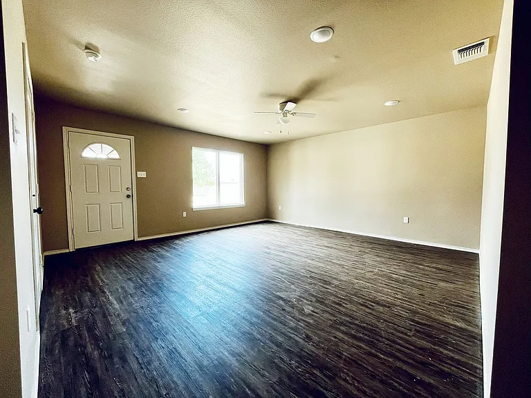 2502 N Avenue P — Photo 3