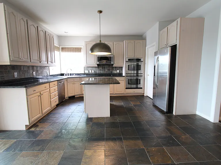 18547 Clairmont Cir E — Photo 17