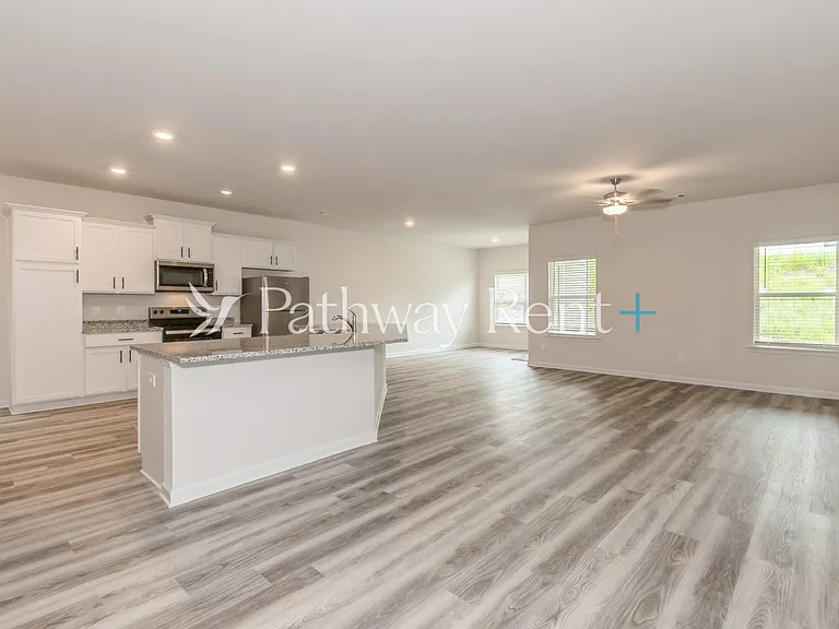 603 Mackenzie Cv — Photo 3