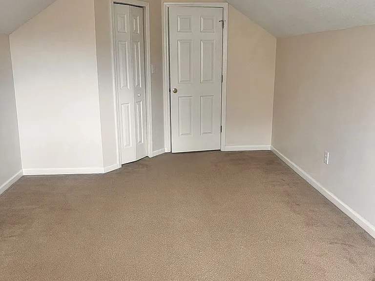 110 Shelby Ct — Photo 38