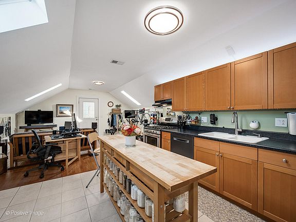3rd image of 2927 N Gresham Ave APT 3