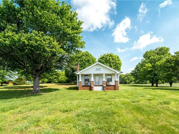 2445 Rockett Rd, East Bend, NC 27018