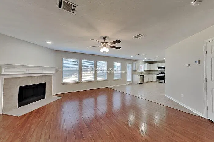 3 bed, 2.5 bath, 2310 sqft, $2,350 — Photo 4