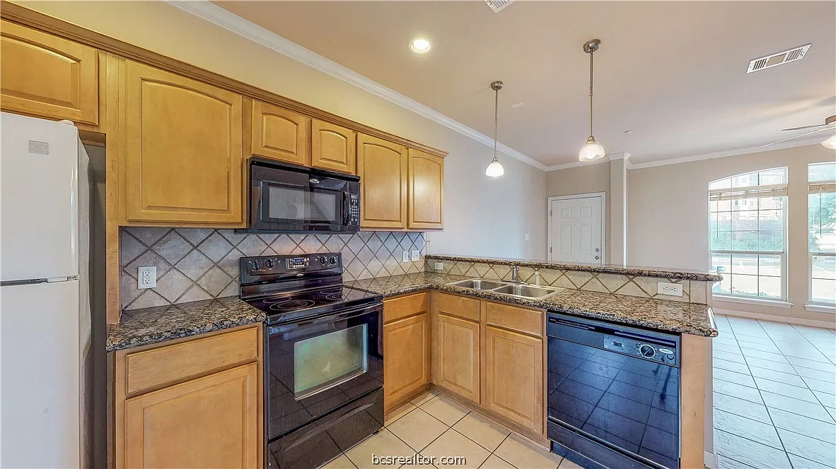 4 bed, 4.5 bath, 1840 sqft, $2,400 — Photo 4