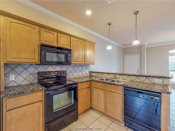 4th image of 305 Holleman Dr #1306