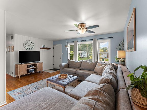 5th image of 8711 Manor Ave