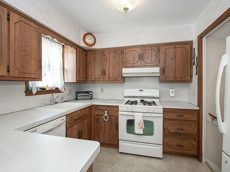 8310 Salisbury Dr — Photo 2