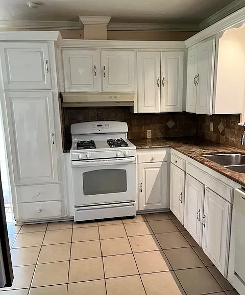 109 Lawrence Dr — Photo 10