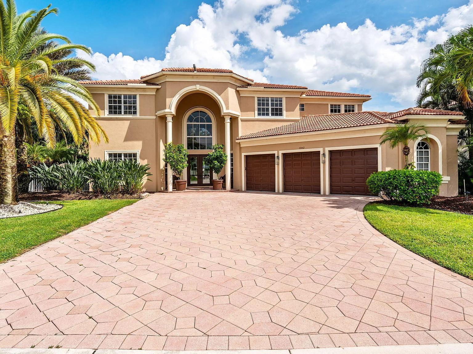 6 bed, 4.5 bath, 4146 sqft, $20,000 — Photo 1