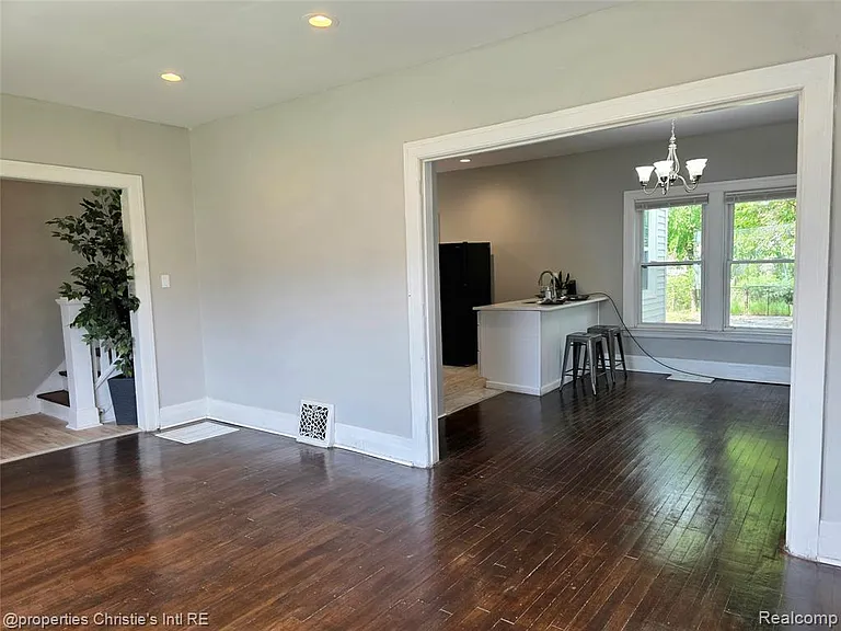 2927 Seyburn St — Photo 8