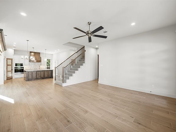 5th image of 917 Boston Ln