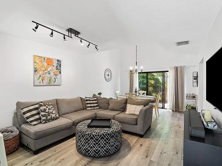 324 City View Dr — Photo 6
