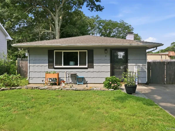 8 Roberts Street, Mastic, NY 11950