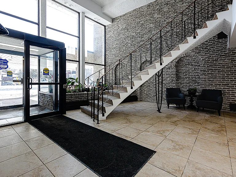 295 Lakeshore Dr — Photo 1