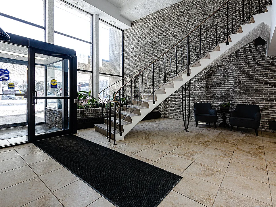 295 Lakeshore Dr