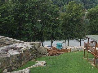 33 Mont Chateau Rd, Morgantown, WV 26508