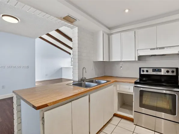 10302 NW 9th Street Cir APT 204, Miami, FL 33172