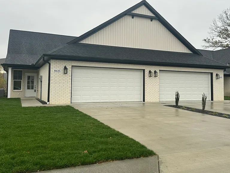 8635 Pebble Creek Dr — Photo 2