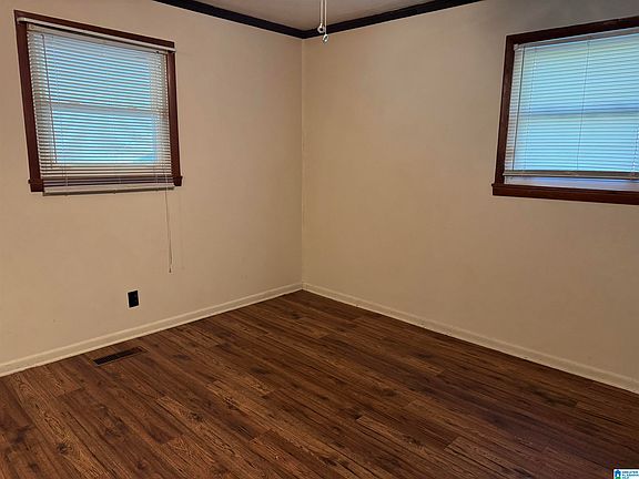 3rd image of 1002 Oakdale Rd