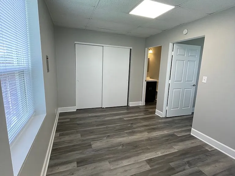 815 W. Columbia — Photo 24