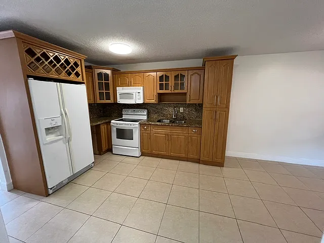 8833 NW 118th St — Photo 5