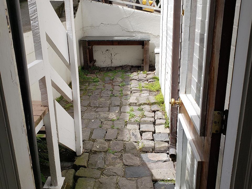 Apt patio