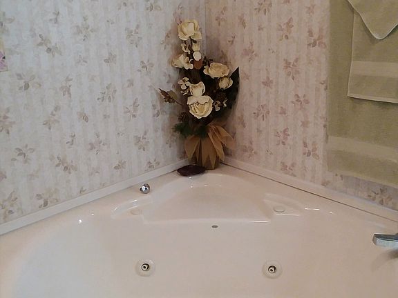 Master Bathroom jetted tub 