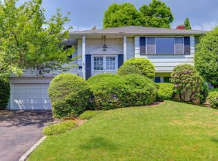 12 Heatcote Dr, Albertson, NY 11507