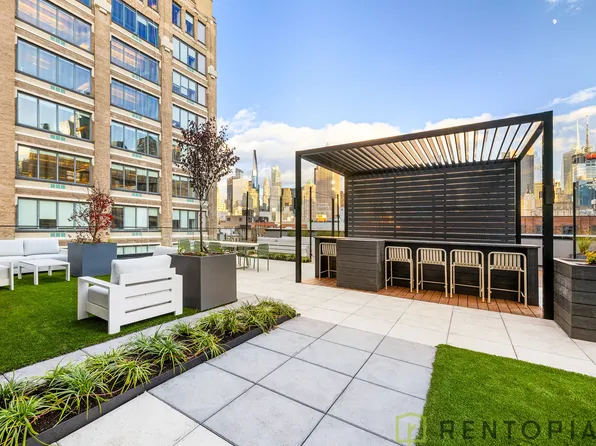 555 West 45th Street image 18 of 27